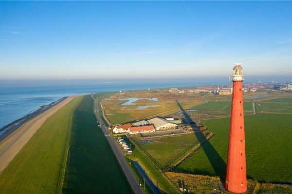 Lange Jaap vuurtoren in Den Helder bij helder weer, symbool van lokale marketing